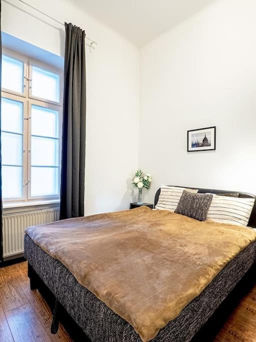 Lazar - Basilica Downtown Apartment