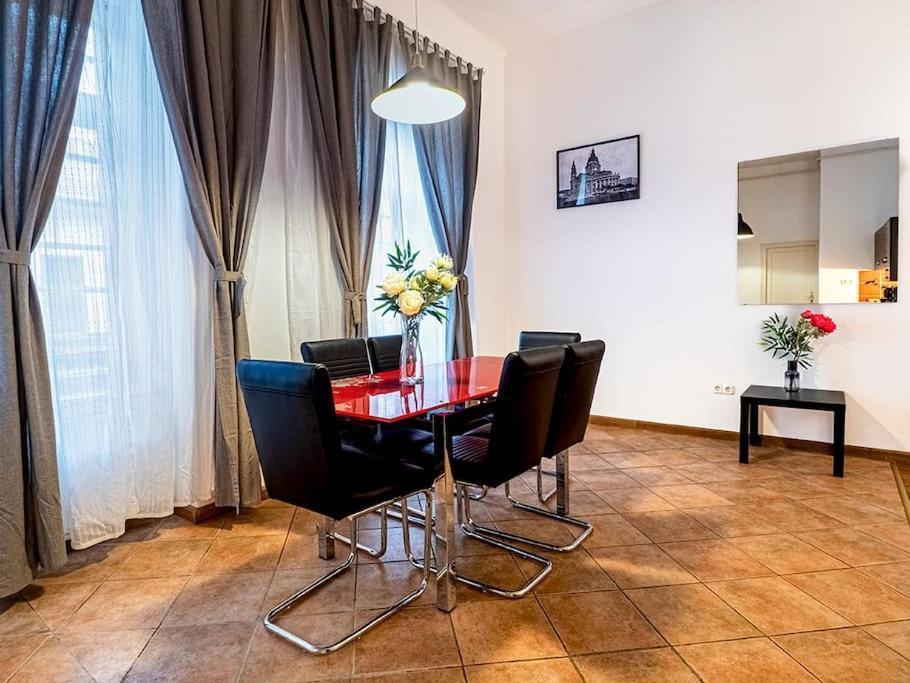 Lazar - Basilica Downtown Apartment *